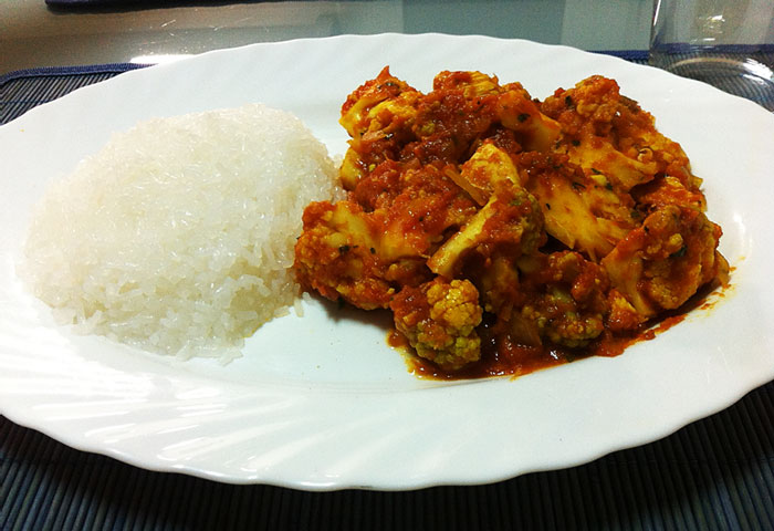 Arroz de konjac con pollo y vegetales al curry – 340kcal