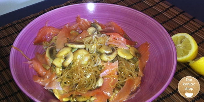 Fideos con setas, salmón ahumado y soja