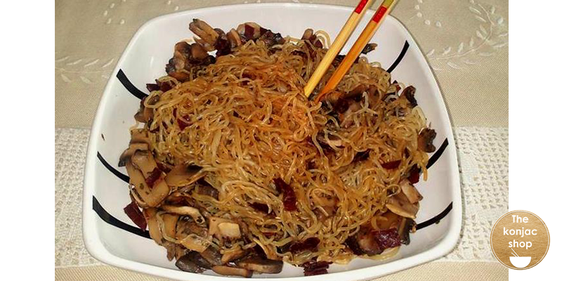 Fideos de konjac con cecina y champiñones