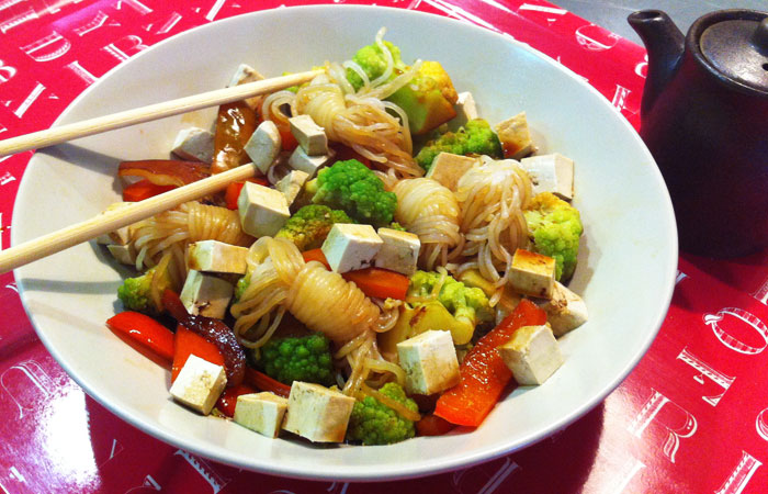 Verduras con tofu y fideos shirataki
