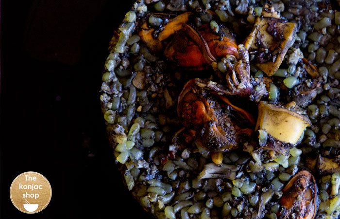 Arroz konjac negro con chipirones