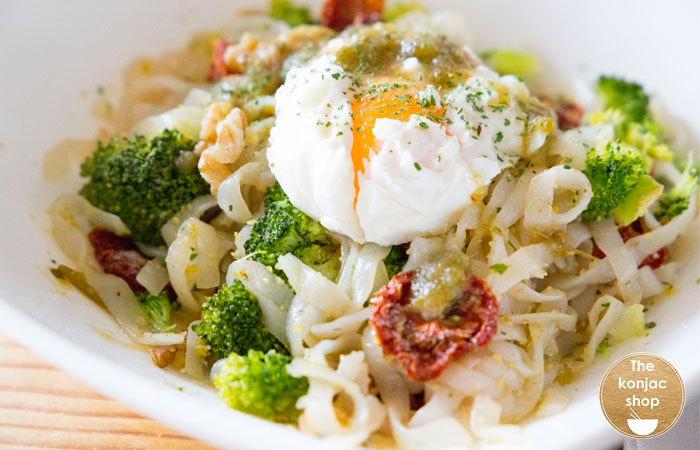 fetuccine konjac con brócoli y huevo escalfado
