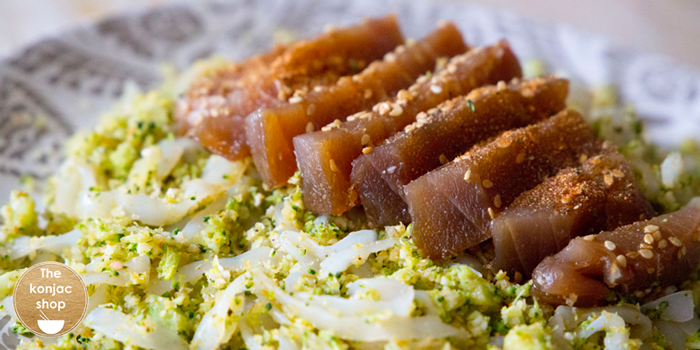 Fetuccine konjac con arroz de brócoli y tataki de atún