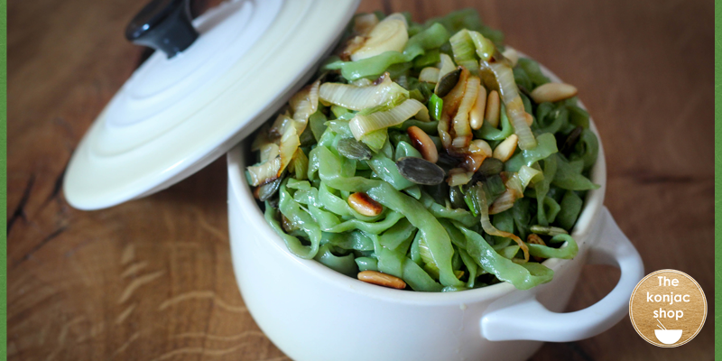 Fideos konjac de espinacas con cebolla, frutos secos y aceite de trufa