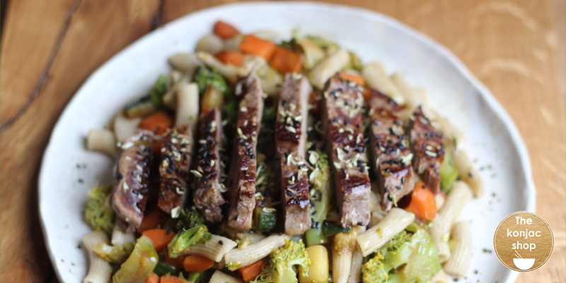 Solomillo con salteado de verduras y macarrones de konjac y amaranto