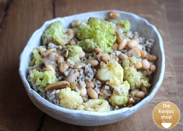 Cuscús de konjac y amaranto con alubias y brócoli