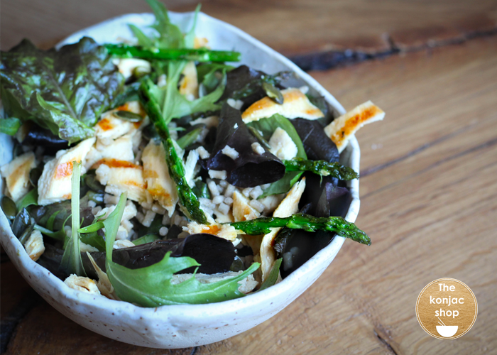 Ensalada de cuscús konjac con pollo y espárragos trigueros