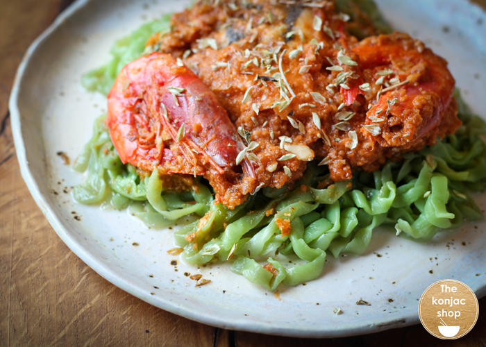 Tallarines de espinacas Konjac con merluza en salsa de tomates secos y gamba roja