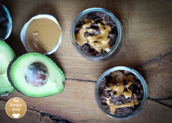 KetoMousse de aguacate, coco, cacao y cacahuete
