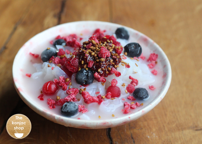 Sopa de peras y coco con frutos rojos