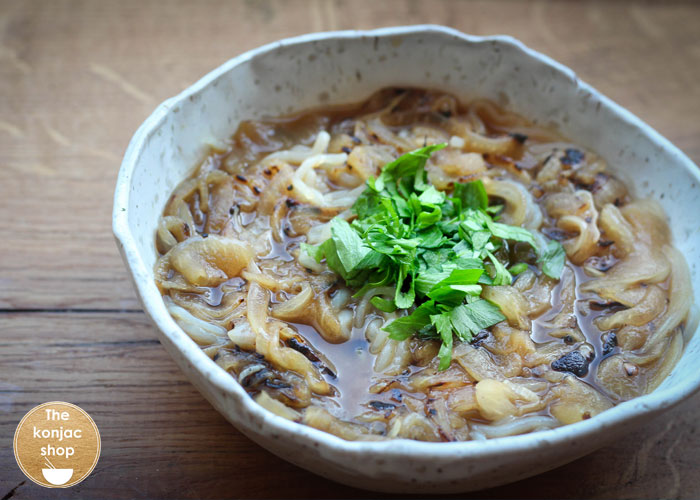 Sopa de cebolla con fideos konjac