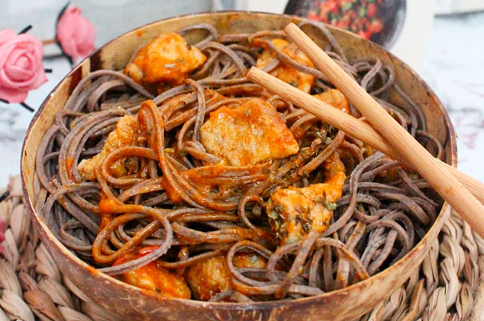 Fideos de judía negra con pollo tikka masala